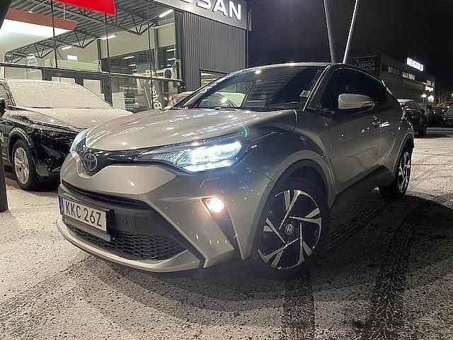 Silver Begagnad 2023 Toyota C-HR Edition SUV | 269 500 kr (Bra pris) - Bild 1/4