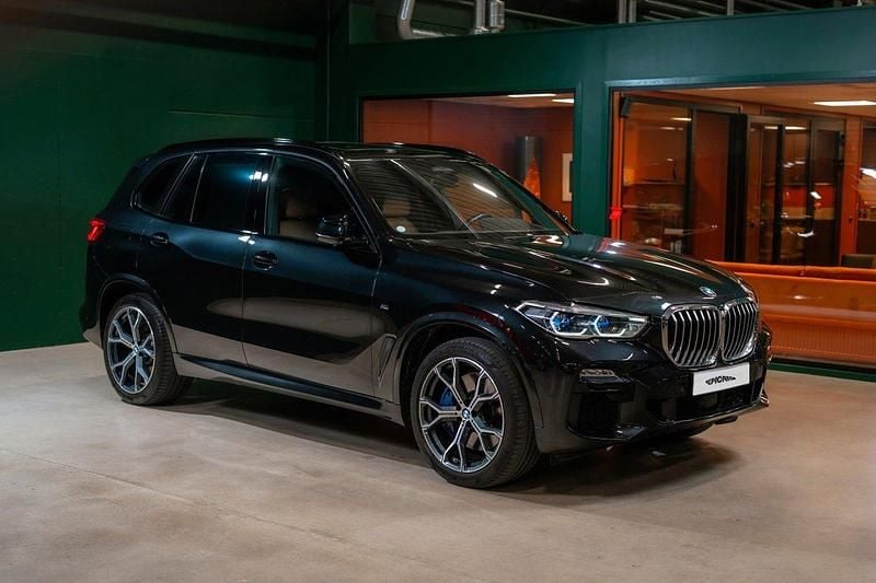 Svart Begagnad 2019 BMW X5 M Sport SUV | 589 900 kr (Marknadspris) - Bild 1/4