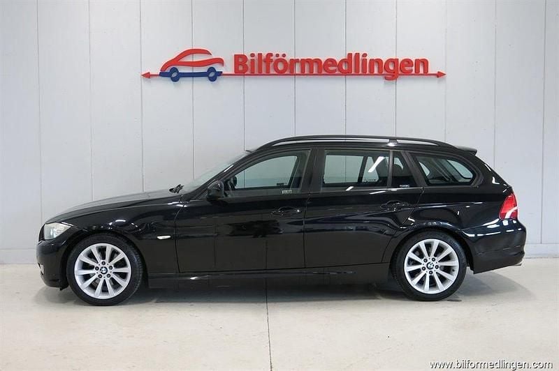 Svart Begagnad 2009 BMW 320 Kombi | 64 900 kr (Marknadspris) - Bild 1/4