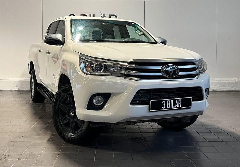 Vit Begagnad 2018 Toyota HiLux Premium Pickup | 369 900 kr (Bra pris) - Bild 1/4