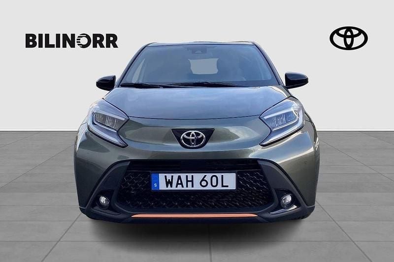 Grön Begagnad 2022 Toyota Aygo Limited Halvkombi | 199 900 kr (Marknadspris) - Bild 1/4