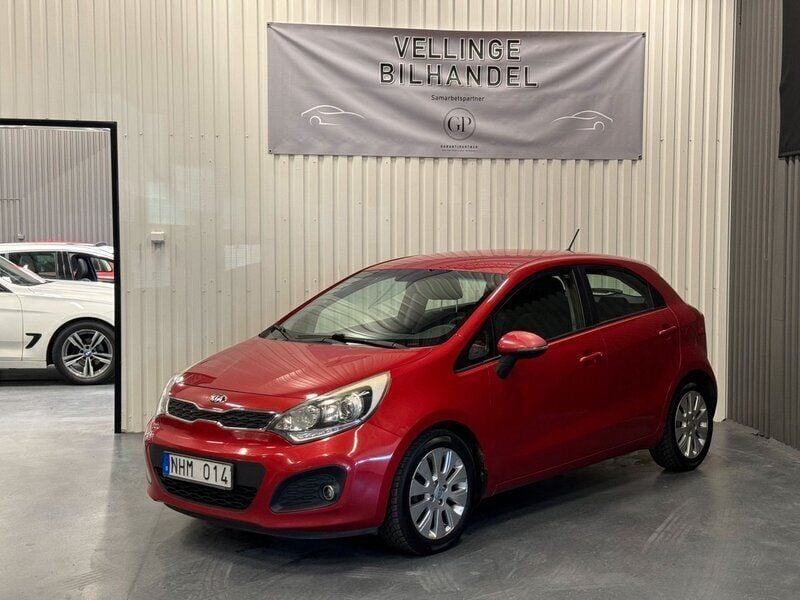 Röd Begagnad 2013 Kia Rio Halvkombi | 39 900 kr (Marknadspris) - Bild 1/4