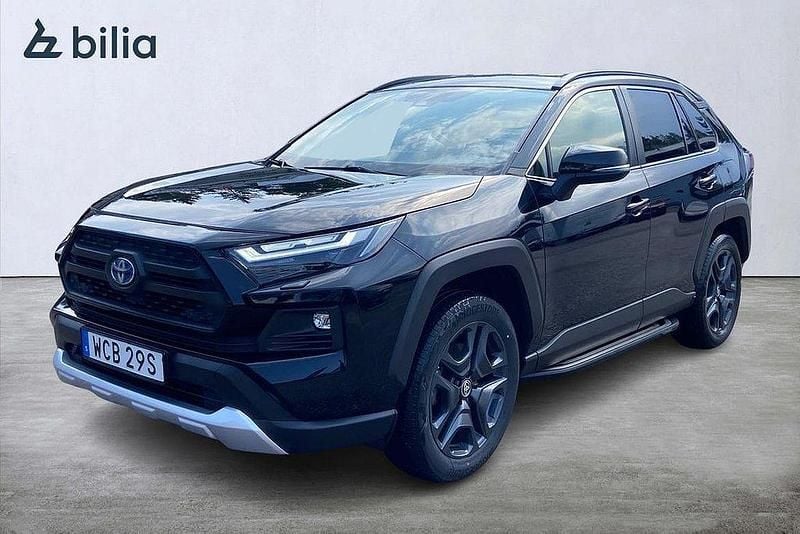 Svart Begagnad 2022 Toyota RAV4 Hybrid SUV | 439 900 kr (Marknadspris) - Bild 1/3
