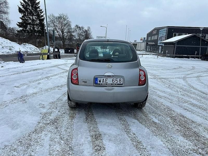 Begagnad Nissan Micra 65 HK (47 kW) 2004 Silver Halvkombi