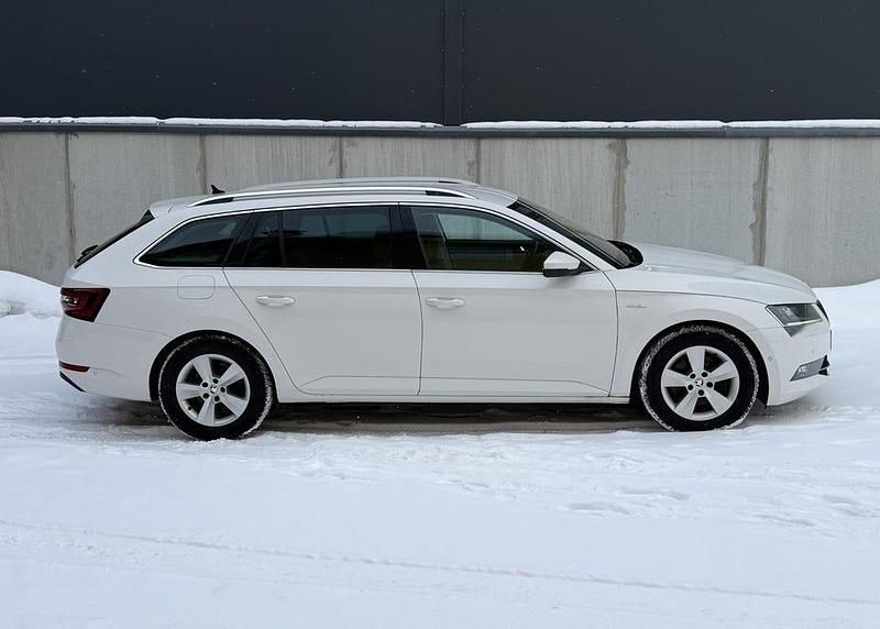 Begagnad Skoda Superb LAURIN & KLEMENT 190 HK (139 kW) 2017 Vit Kombi