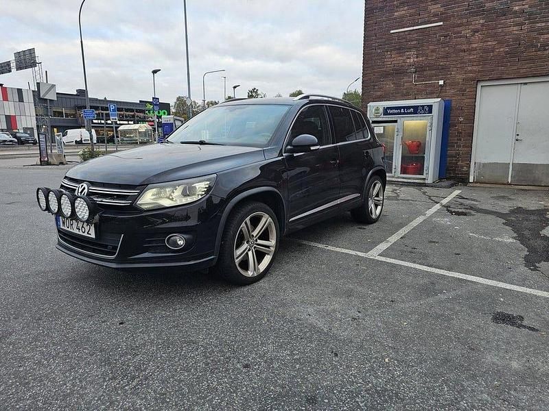 Svart Begagnad 2016 VW Tiguan Sportline SUV | 123 000 kr (Marknadspris) - Bild 1/4