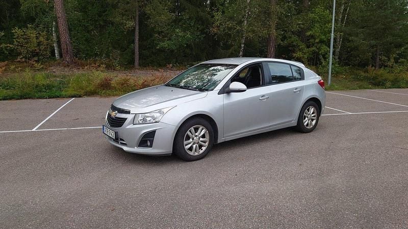 Grå Begagnad 2014 Chevrolet Cruze Halvkombi | 25 000 kr - Bild 1/4