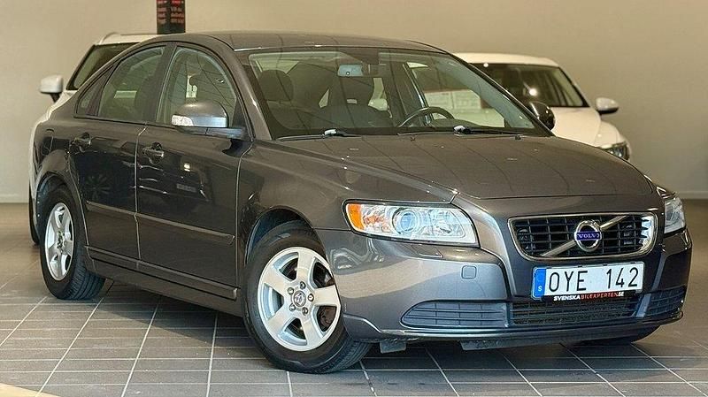 Grå Begagnad 2011 Volvo S40 Sedan | 93 900 kr (Dyr) - Bild 1/4