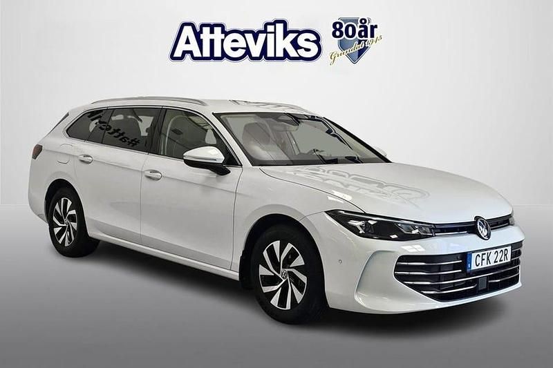 Vit Begagnad 2024 VW Passat Business Kombi | 338 900 kr (Lite dyr) - Bild 1/4