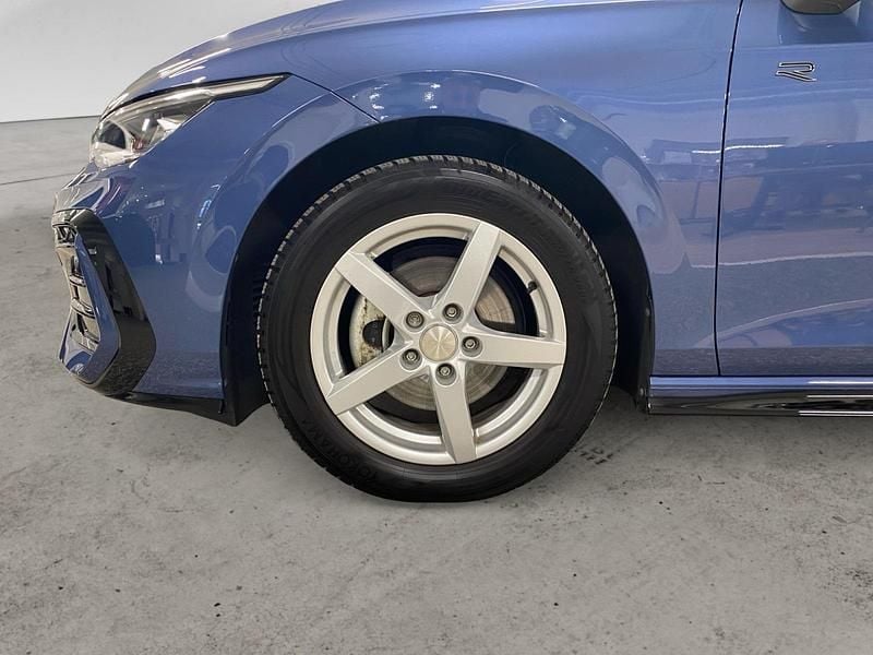 Begagnad VW Golf VIII R-line 151 HK (111 kW) 2024 Blå Kombi