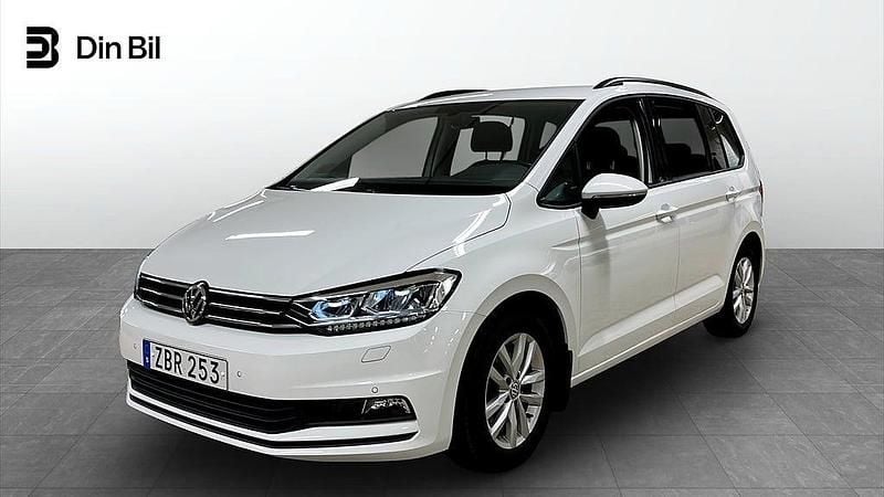 Vit (pure white) Begagnad 2017 VW Touran Minibuss | 239 800 kr (Marknadspris) - Bild 1/4