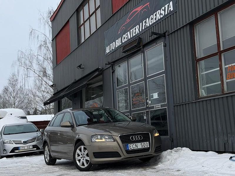 Begagnad Audi A3 Sportback Attraction 105 HK (77 kW) 2009 Ljusbrun Halvkombi