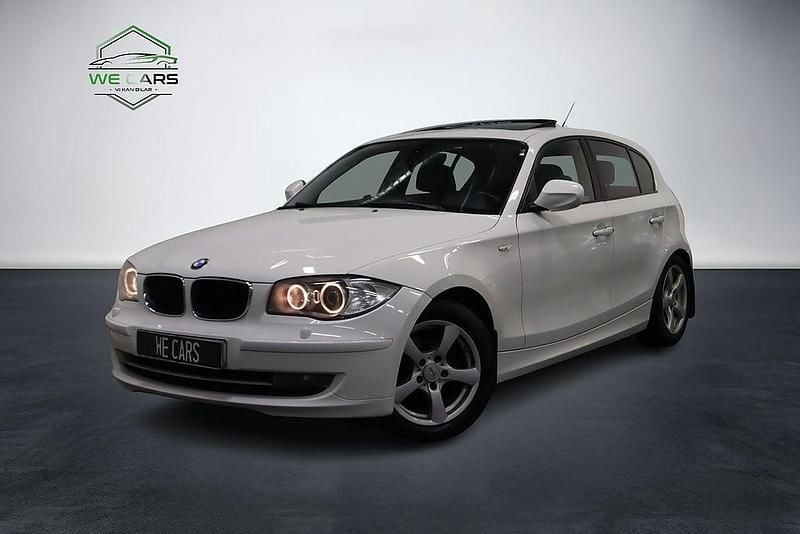 Vit Begagnad 2010 BMW 118 Halvkombi | 84 900 kr (Marknadspris) - Bild 1/4