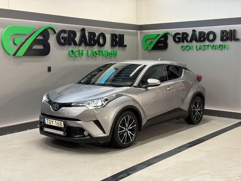 Mörkgrå (grå) Begagnad 2017 Toyota C-HR Executive SUV | 199 900 kr (Dyr) - Bild 1/4