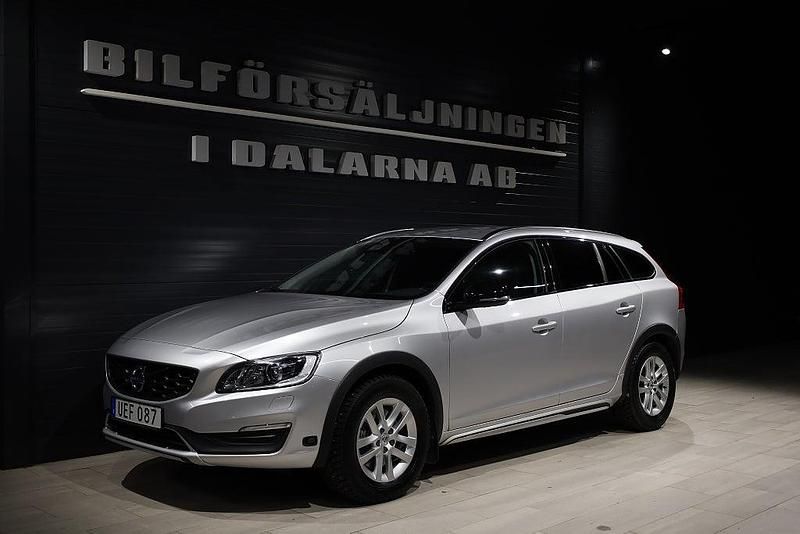Silver Begagnad 2018 Volvo V60 CC Standard Kombi | 239 000 kr (Marknadspris) - Bild 1/4