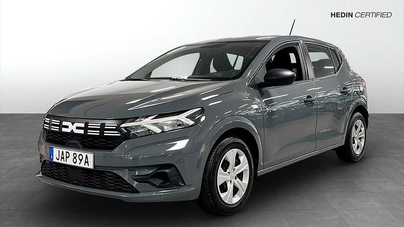 Grå (grey) Begagnad 2024 Dacia Sandero Essentiel Halvkombi | 144 900 kr (Marknadspris) - Bild 1/4