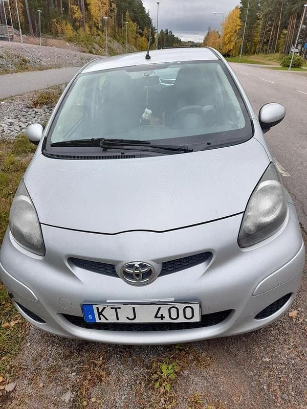 Silver Begagnad 2010 Toyota Aygo Halvkombi | 30 000 kr (Bra pris) - Bild 1/1
