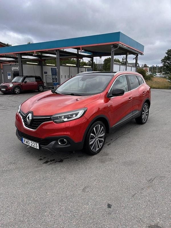 Röd Begagnad 2015 Renault Kadjar Bose Edition SUV | 102 000 kr (Marknadspris) - Bild 1/4