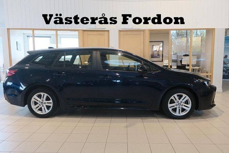 Mörkblå (blå) Begagnad 2022 Toyota Corolla Active Kombi | 219 900 kr (Marknadspris) - Bild 1/4