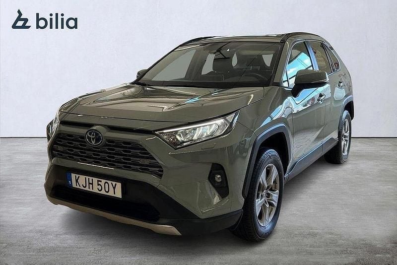 Grön Begagnad 2022 Toyota RAV4 Hybrid Active SUV | 369 900 kr (Marknadspris) - Bild 1/4