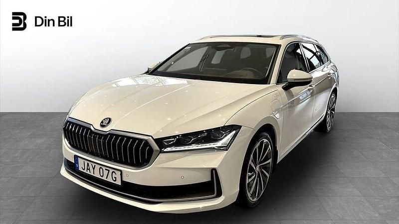 Vit Begagnad 2024 Skoda Superb LAURIN & KLEMENT Kombi | 602 400 kr - Bild 1/4