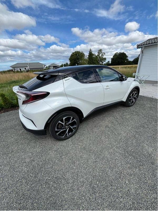 Vit Begagnad 2017 Toyota C-HR Style SUV | 209 000 kr (Marknadspris) - Bild 1/4