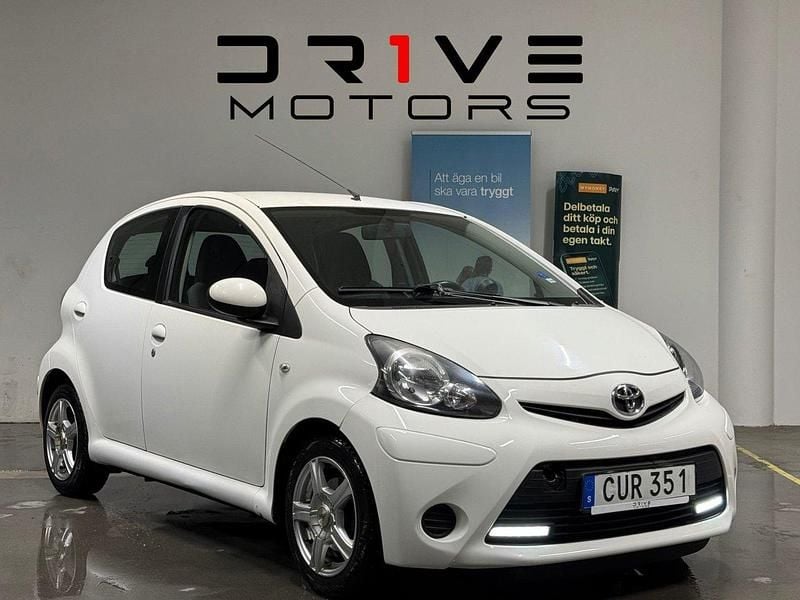 Vit Begagnad 2014 Toyota Aygo Halvkombi | 69 900 kr (Marknadspris) - Bild 1/4