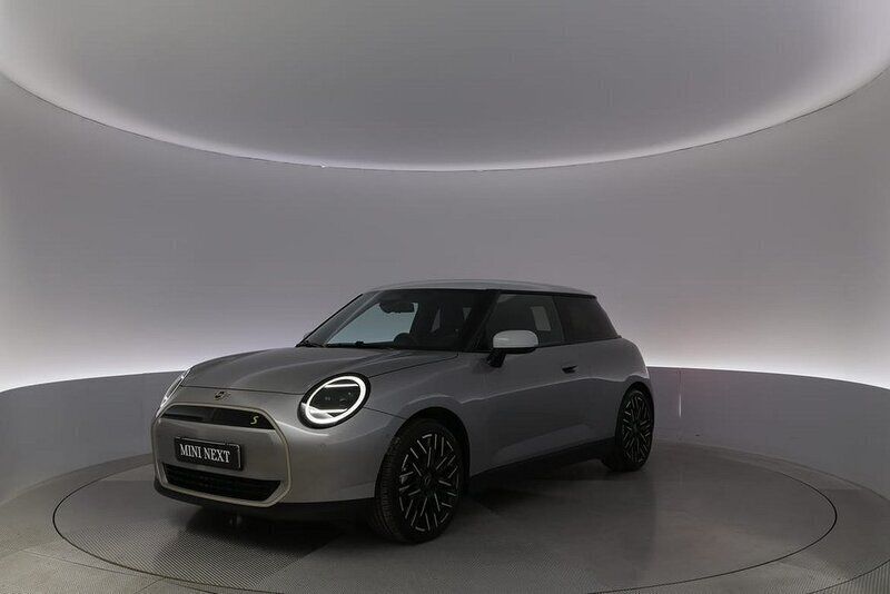 Grå Begagnad 2024 Mini Cooper SE Halvkombi | 414 900 kr (Dyr) - Bild 1/4