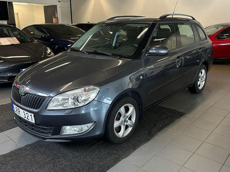 Mörkgrå Begagnad 2011 Skoda Fabia Elegance Kombi | 48 800 kr (Marknadspris) - Bild 1/4