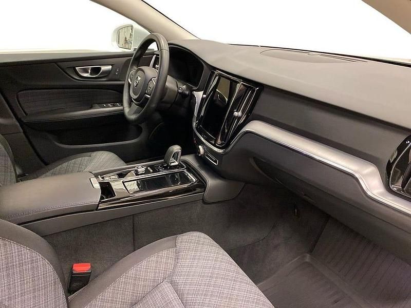 Begagnad Volvo V60 Core 355 HK (261 kW) 2024 Vit Kombi
