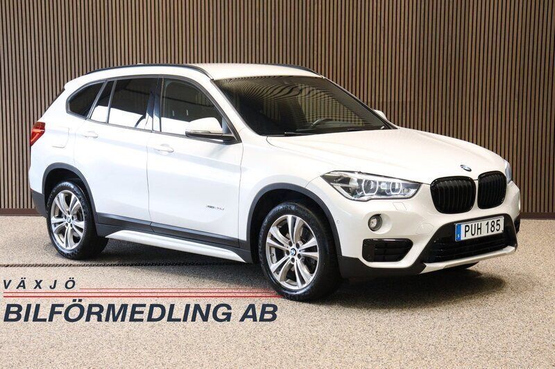 Vit (mineralvit metallic) Begagnad 2015 BMW X1 Sport Line SUV | 199 900 kr (Marknadspris) - Bild 1/4