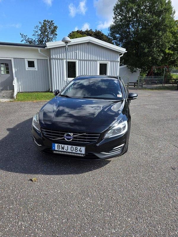 Svart Begagnad 2016 Volvo V60 Kombi | 150 000 kr (Marknadspris) - Bild 1/4