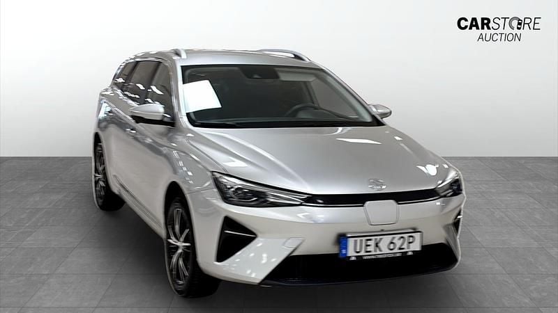 Grå (silver) Begagnad 2022 MG MG5 EV Kombi | 219 900 kr (Marknadspris) - Bild 1/4