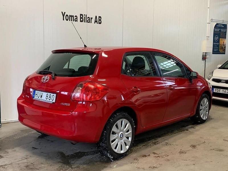 Begagnad Toyota Auris 124 HK (91 kW) 2008 Röd Halvkombi