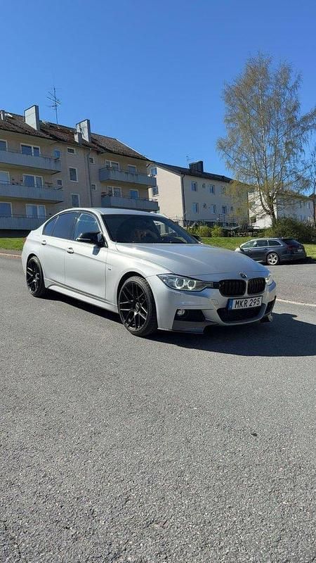 Silver Begagnad 2015 BMW 320 M Sport Sedan | 172 000 kr (Lite dyr) - Bild 1/4
