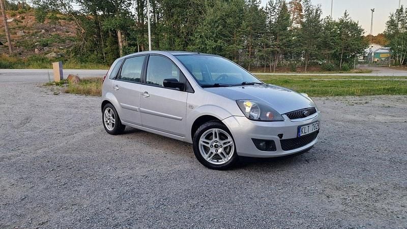 Grå Begagnad 2008 Ford Fiesta Halvkombi | 25 000 kr (Marknadspris) - Bild 1/4
