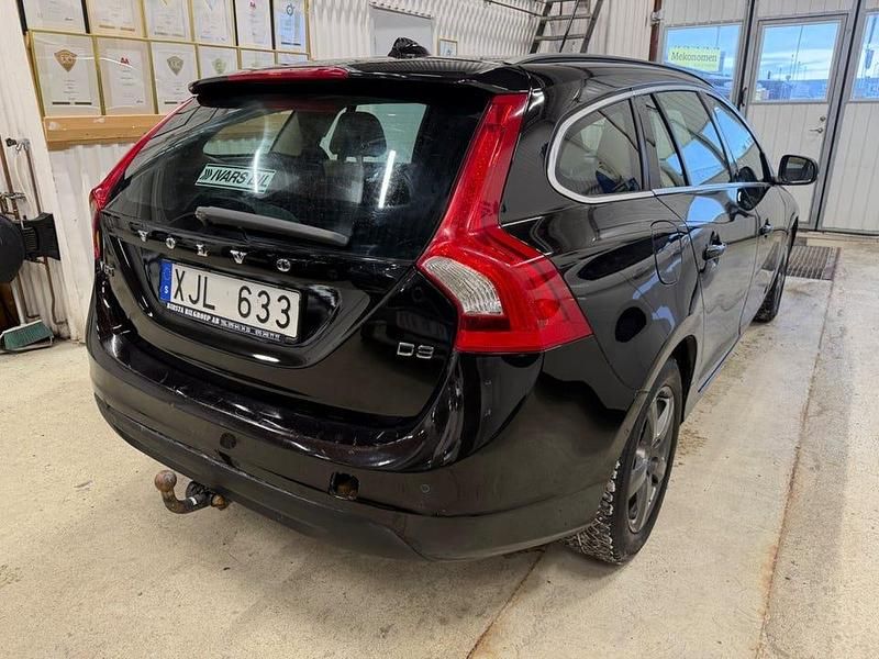 Begagnad Volvo V60 Momentum 163 HK (119 kW) 2011 Svart Kombi