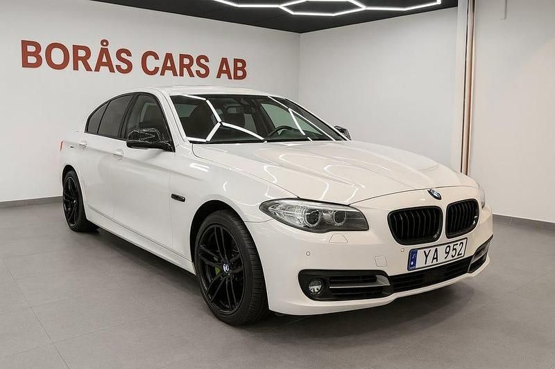 Vit Begagnad 2010 BMW 520 Sedan | 119 900 kr (Dyr) - Bild 1/4