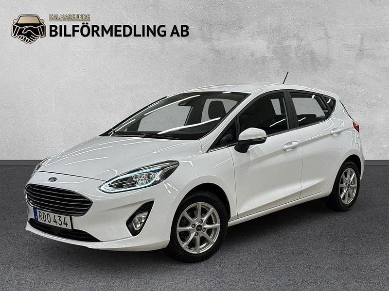 Vit Begagnad 2018 Ford Fiesta Titanium Halvkombi | 129 700 kr (Marknadspris) - Bild 1/4