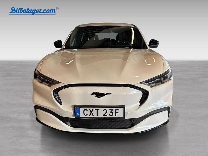 Vit Begagnad 2023 Ford Mustang Mach-E SUV | 499 800 kr - Bild 1/4