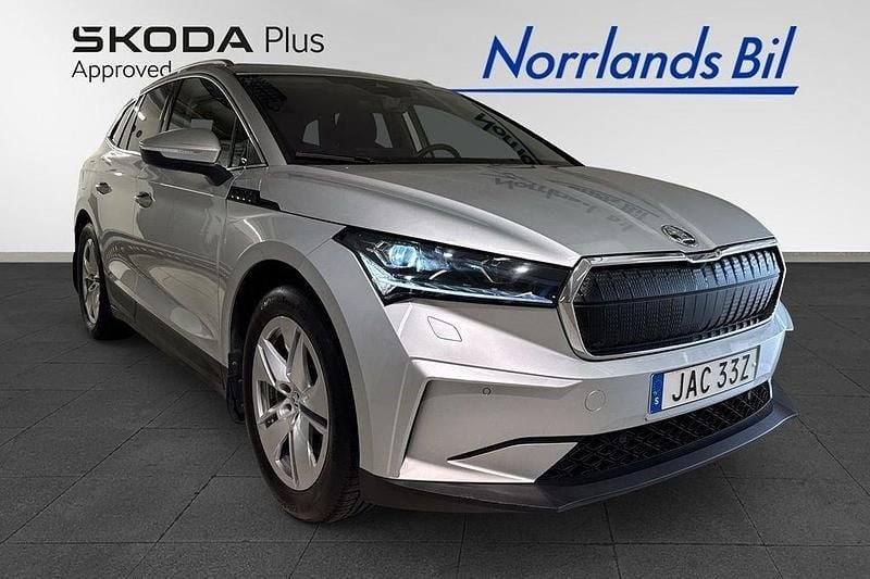 Silver (brilliant silver metallic) Begagnad 2023 Skoda Enyaq iV SUV | 449 900 kr (Marknadspris) - Bild 1/4