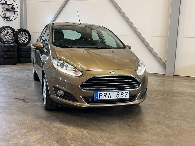 Begagnad Ford Fiesta Titanium 82 HK (60 kW) 2013 Brun Halvkombi