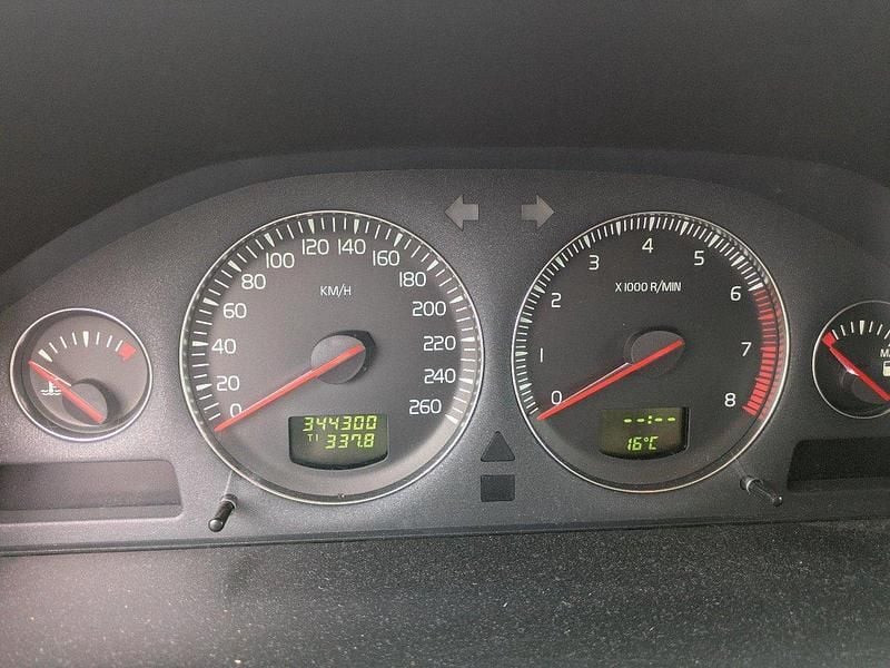 Svart Begagnad 2004 Volvo V70 Business Edition Kombi | 25 000 kr (Marknadspris) - Bild 1/2