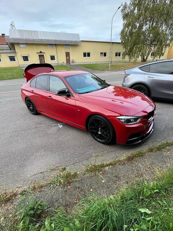 Begagnad BMW 320 184 HK (135 kW) 2018 Röd Sedan