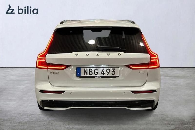 Vit Begagnad 2023 Volvo V60 Plus Kombi | 399 900 kr (Dyr) - Bild 1/3
