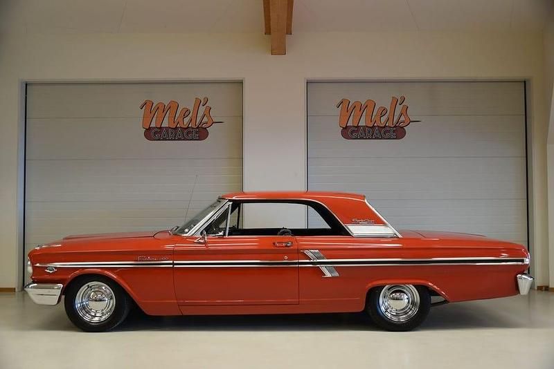 Röd Begagnad 1964 Ford Fairlane Sportkupé | 309 000 kr - Bild 1/4