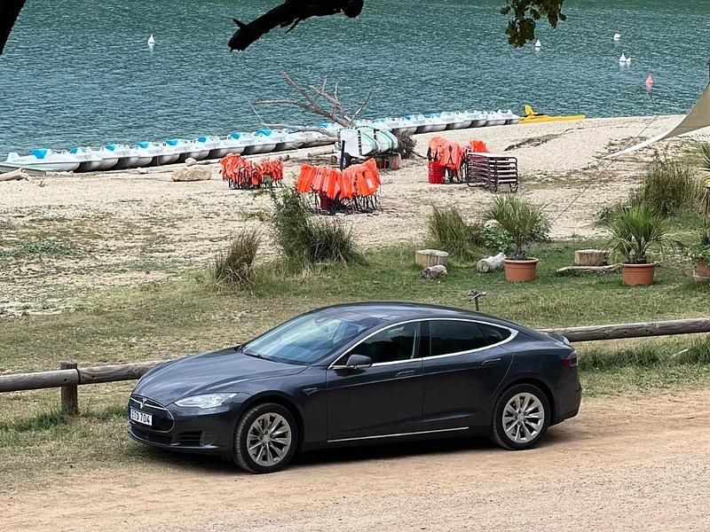 Grå Begagnad 2015 Tesla Model S Halvkombi | 249 000 kr - Bild 1/4