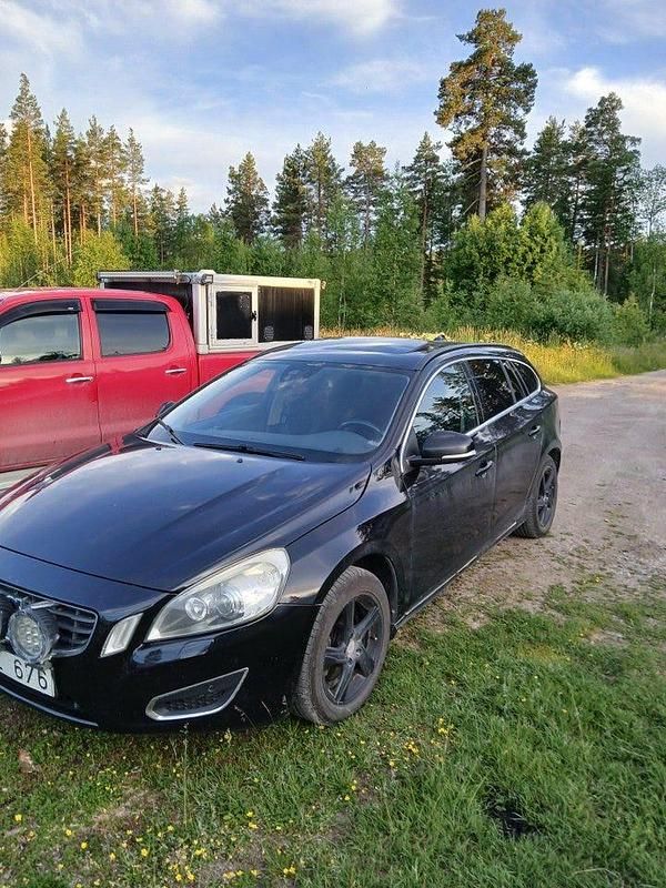 Svart Begagnad 2013 Volvo V60 Momentum Kombi | 67 000 kr (Lite dyr) - Bild 1/4
