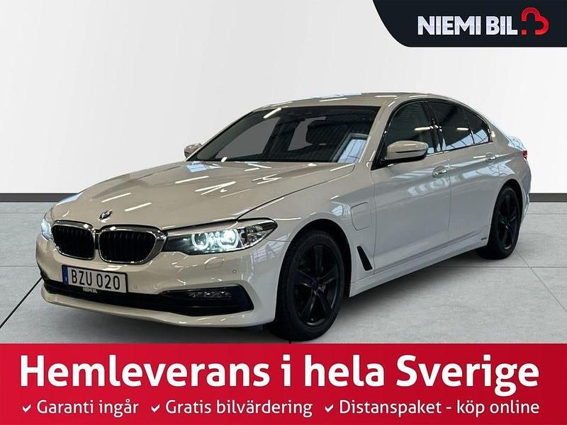 Vit Begagnad 2018 BMW 530 iPerformance Sedan | 239 900 kr (Marknadspris) - Bild 1/3