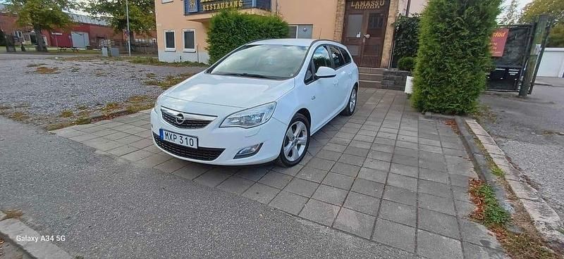 Vit Begagnad 2012 Opel Astra Enjoy Kombi | 51 000 kr - Bild 1/4